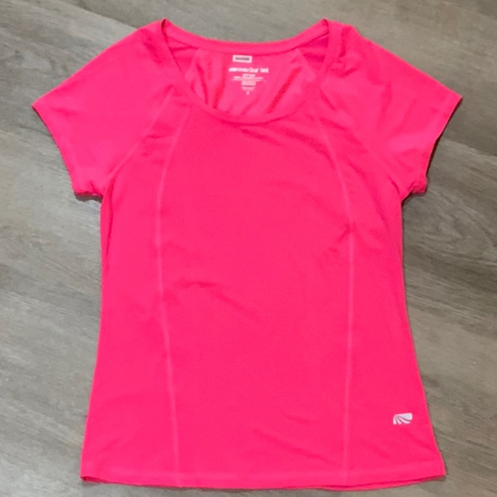 Marika’tek Dri-Wik Fuschia Size Small Athletic Tee.